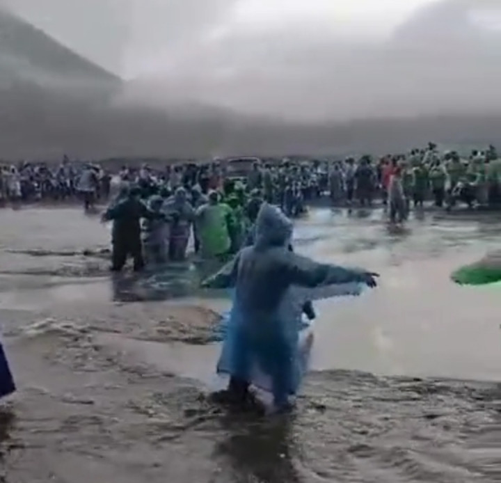 Lautan Pasir Gunung Bromo Diterjang Banjir