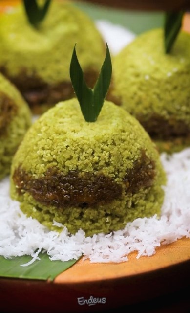 Kue Putu Pandan, Nikmat Berselimut Kelapa Kukus Hangat