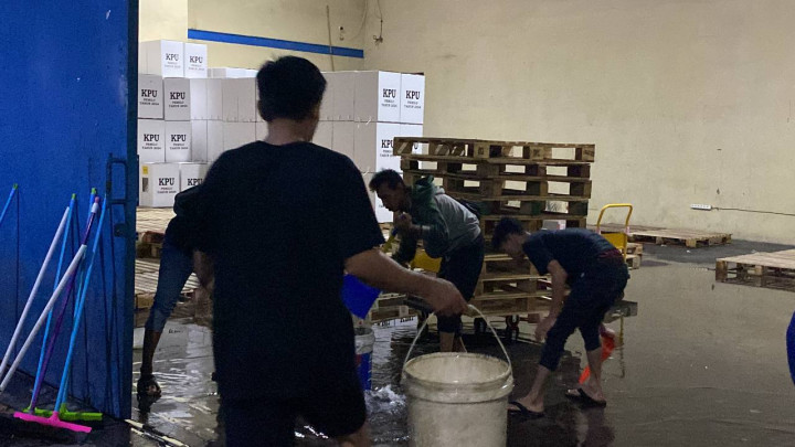 Diguyur Hujan Deras, Gudang Logistik Pemilu Kota Bekasi Terendam Banjir