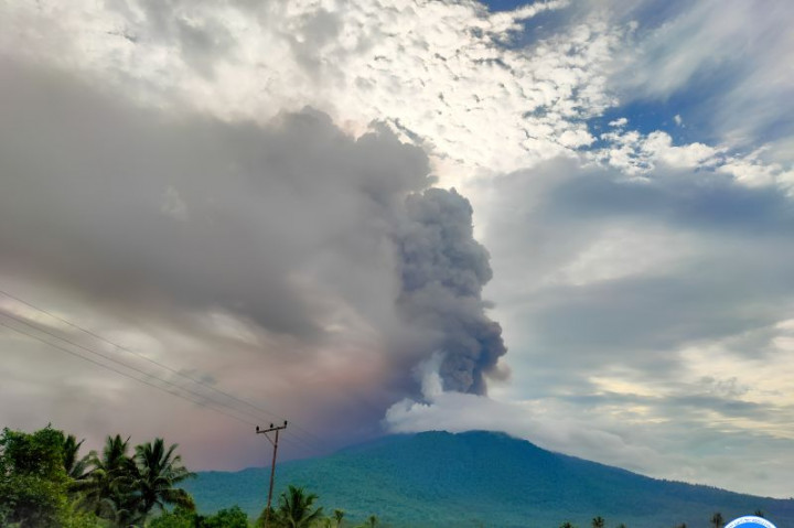 Gunung Lewotobi Muntahkan Abu Setinggi 2.000 Meter