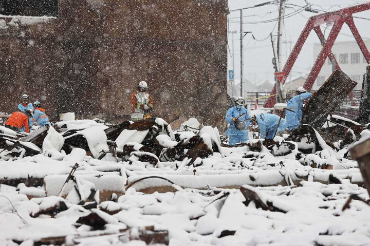 Salju Hambat Operasi Penyelamatan Korban Gempa Jepang