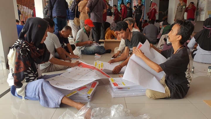 500 Orang Dikerahkan Sortir dan Lipat Surat Suara di KPU Majalengka