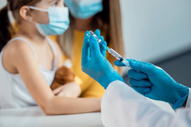 Dr. Jo Edy Siswanto, SpA(K) menerangkan soal vaksin flu untuk anak. (Foto: Ilustrasi/Dok. Freepik.com)