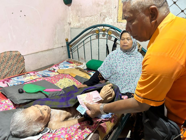 Bansos Diantarkan Langsung ke Rumah, Penerima di Banyuwangi Sebut Pos Indonesia Memudahkan