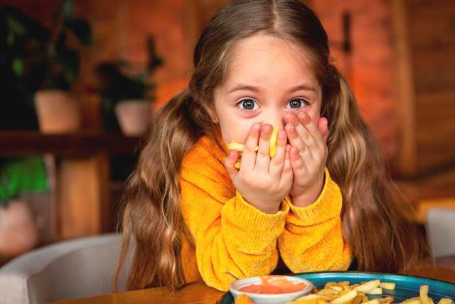 Moms, Jauhi Anak dari Junk Food Ya! Ini 4 Alasannya