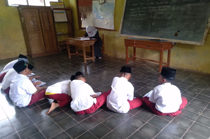 10 Tahun Siswa SDN Temanggung Tasikmalaya Belajar di Lantai Kelas