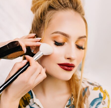 8 Tips Make Up untuk Kulit Kering agar Tampak Lembap dan Bercahaya