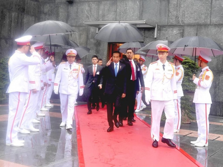 Lawatan ke Hanoi, Jokowi Kunjungi Monumen Pahlawan dan Mausoleum Ho Chi Minh