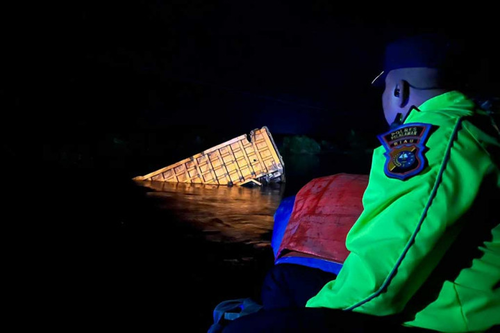 Duh, Banjir Jalintim Pelalawan Makin Parah, 5 Kendaraan Terguling