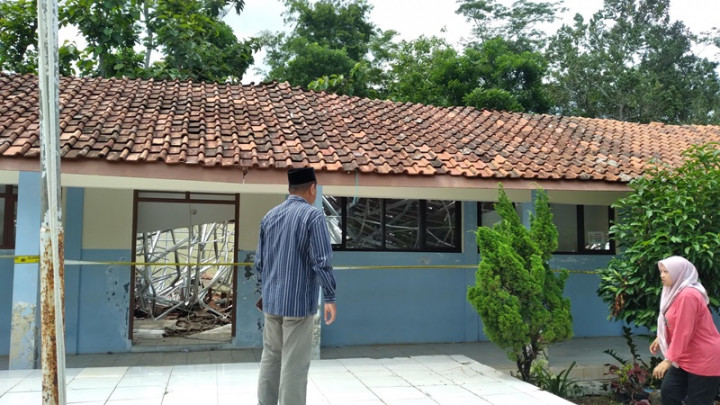 Sekolah Ambruk saat Belajar, 6 Siswa di Cirebon Terluka