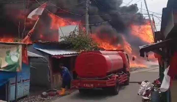 Gudang Palet Plastik di Tangerang Kebakaran