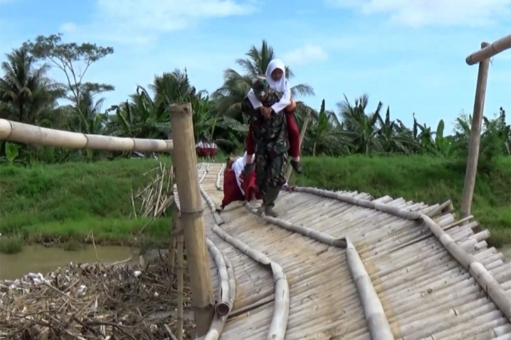 Jembatan Bambu Penghubung Antar Desa Nyaris Ambruk, Siswa SD Nekat Menyeberang