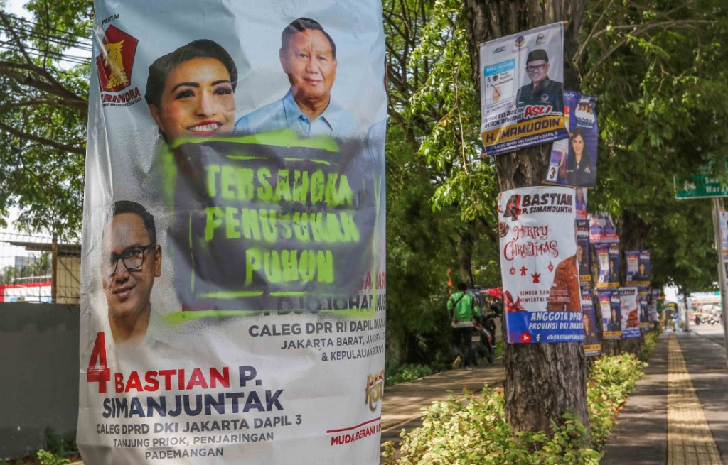 Viral! Sejumlah Poster Caleg Dilabeli 'Tersangka Penusukan Pohon'