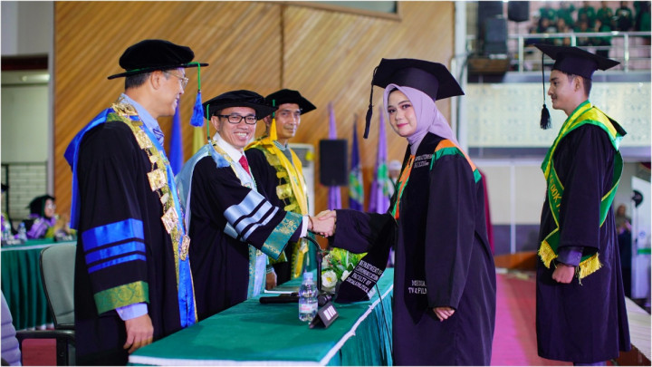 Rektor Unand Mewisuda 466 Wisudawan, Ini Pesannya untuk Para Lulusan