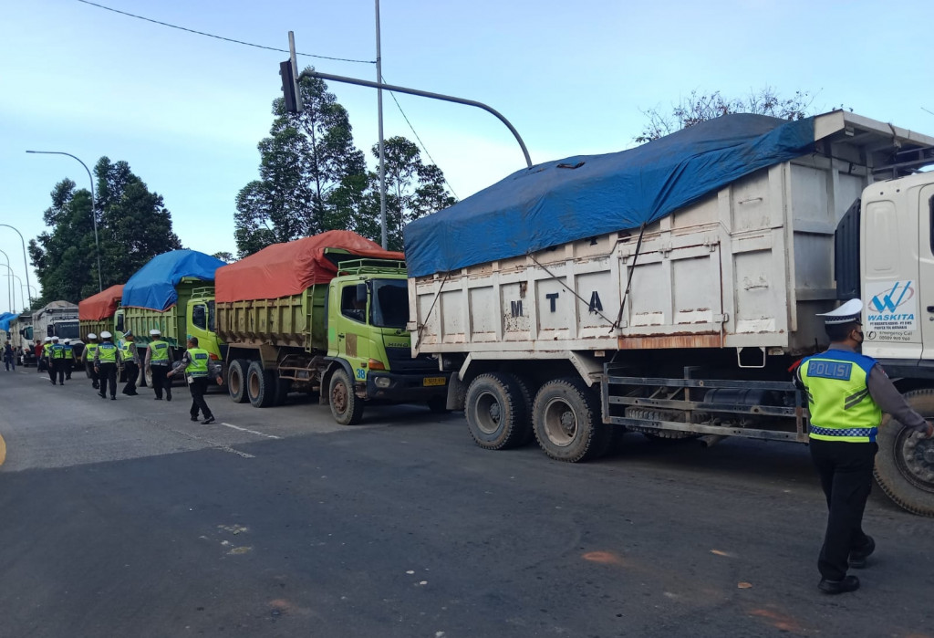 Puluhan Truk Pelanggar Jam Operasional di Kabupaten Tangerang Dikandangkan