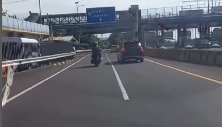 Viral! Pengendara Motor Masuk Tol Jagorawi Akibat Ikuti Google Maps