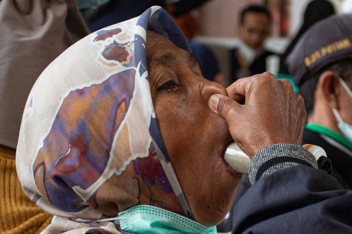 Potret Pemeriksaan Paru-paru Warga Terdampak Abu Vulkani Marapi