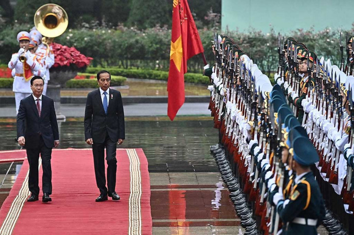 Presiden Jokowi Kunjungi 'Markas' Vinfast, Cobain Mobil Listrik