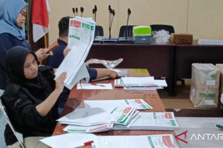 KPU Bangka Tengah Sortir 4.000 Surat Suara Cadangan