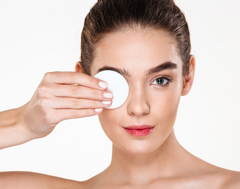 Kamu disarankan untuk menggunakan make up remover khusus mata saat membersihkan maskara. (Foto: Ilustrasi. Dok. Freepik.com)
