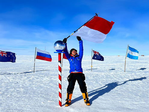 Putri Handayani berhasil mengibarkan bendera merah putih di Kutub Selatan Bumi, Chili, Amerika Selatan. (Foto: Dok. Istimewa)