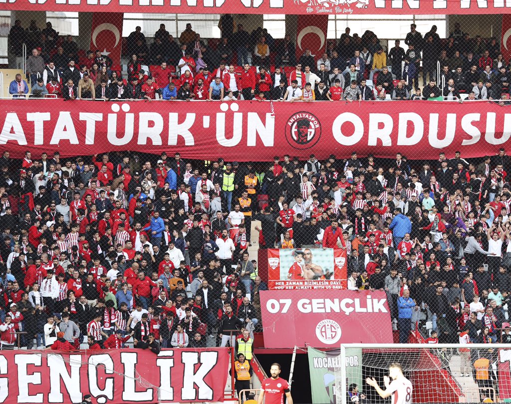 Turki tangkap pemain klub sepak bola Antalyaspor yang berasal dari Israel karena provokasi soal Gaza. (The Peninsula)