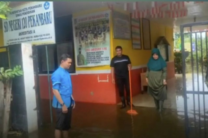 2 SD di Pekanbaru Sekolah Daring Akibat Banjir