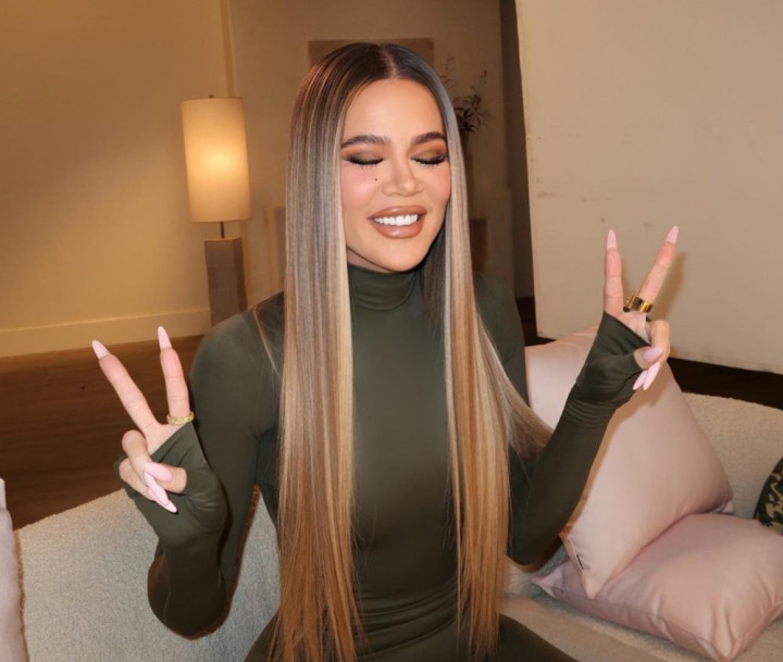 Pakai Simbol Illuminati, Khloe Kardashian Dikritik