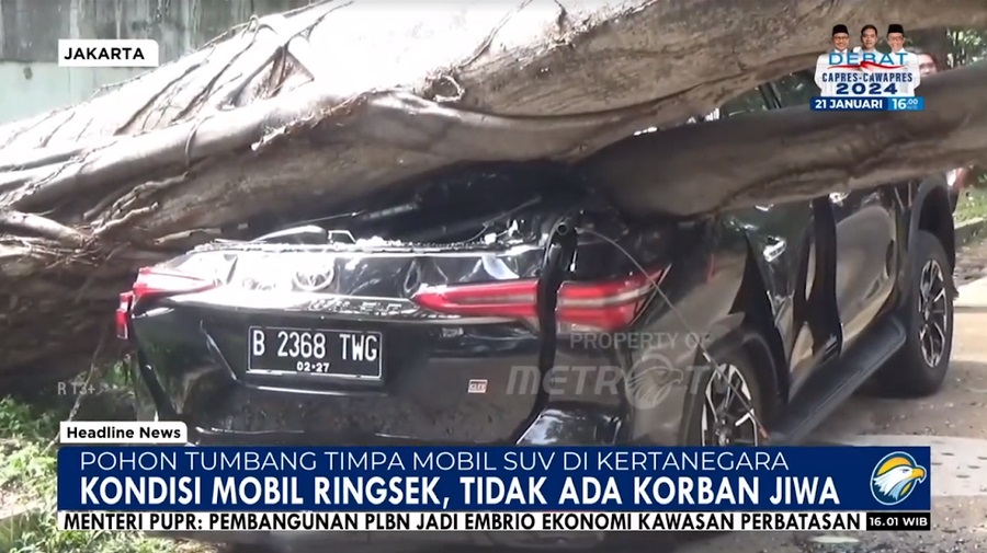 Mobil SUV jenis Toyota Fortuner berwarna hitam dengan nomor polisi B 2368 TWG ringsek. Metro TV