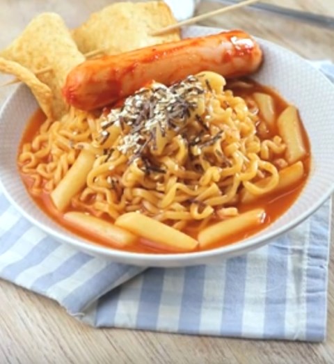 Sontek cara buat rabokki ala Lawson yang suka bikin kamu ngiler. (Foto: Dok. Endeus TV)