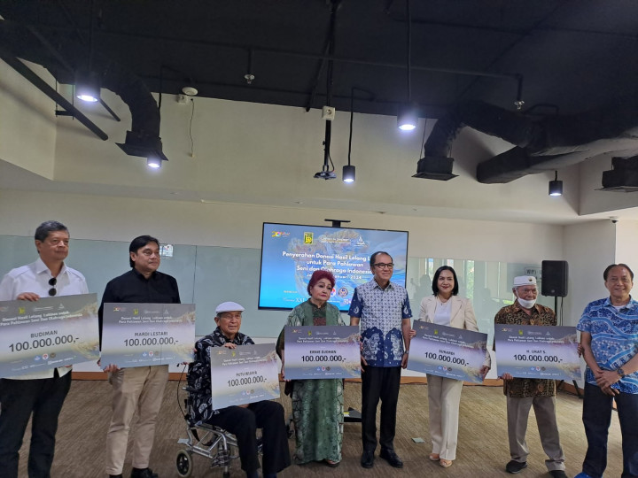 Putu Wijaya dan Ernie Djohan Terharu Dapat Bantuan Uang di Hari