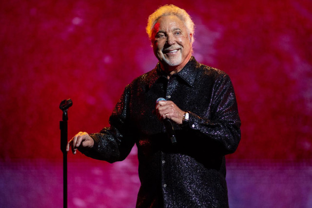 Penyanyi Legendaris Tom Jones Bicara Persiapan Konser di Indonesia