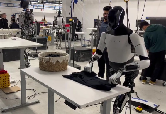 Makin Canggih, Elon Musk Kini Pamer Robot yang Bisa Melipat Baju