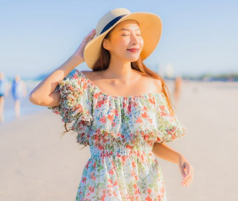 5 Rekomendasi Outfit ke Pantai yang Simple, Nyaman dan Fashionable