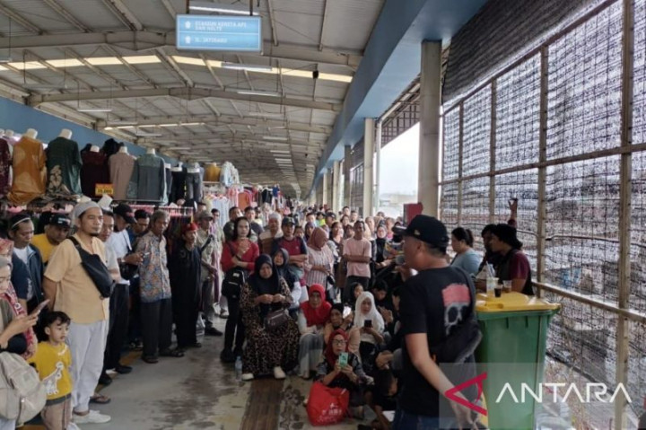 Pedagang di Jembatan Tanah Abang Protes Biaya Retribusi hingga Rp1,4 Juta, Naik Rp150%