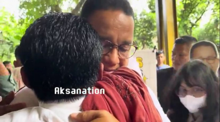 Momen Haru Warga Kampung Bayam Peluk Anies, Minta Kepastian Tempat Tinggal