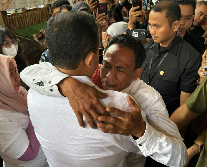 Keluhkan Kepastian Tempat Tinggal, Warga Kampung Bayam Peluk Anies Sambil Menangis
