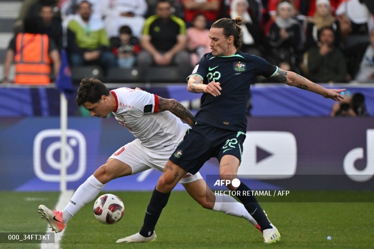 Jackson Irvine (kanan) mencetak satu-satuya gol Australia ke gawang Suriah sekaligus membawa timnya loloske babak 16 besar Piala Asia 2023 Qatar-Foto AFP