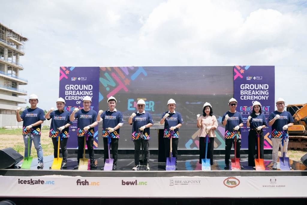 Sesi foto bersama pada saat groundbreaking Entertainment District, kawasan hiburan urban pertama di Indonesia hadir di Pantai Indah Kapuk (PIK) 2. Dok. Ist