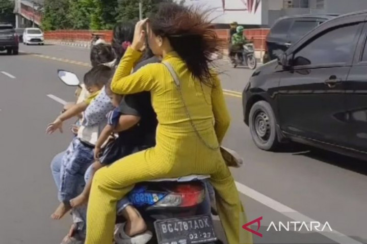 Viral Pemotor Bonceng 7 Melintas Jembatan Ampera Palembang