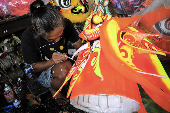 Jelang Imlek, Perajin Barongsai dan Liong Naga Kebanjiran Pesanan