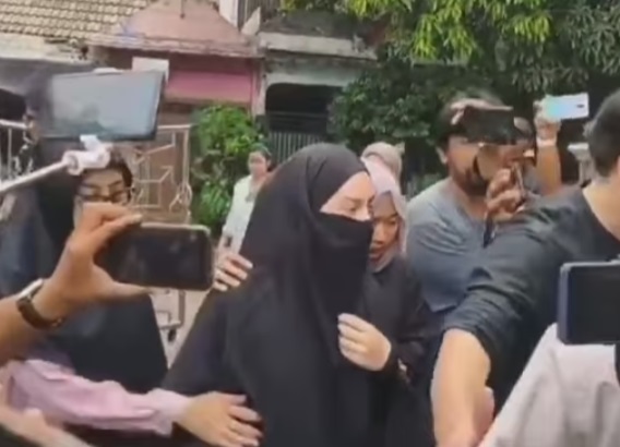 Ayah Ammar Zoni Meninggal Dunia, Irish Bella Datang ke Rumah Duka