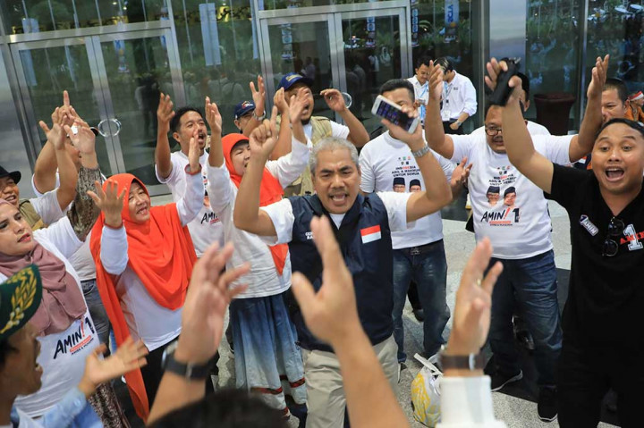 Pendukung AMIN Tiba di Arena Debat Cawapres di JCC