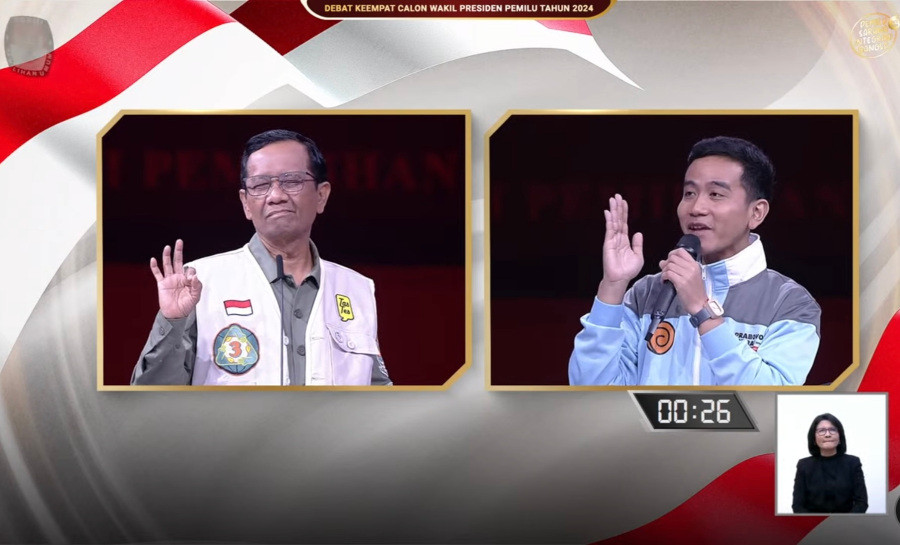 Momen Mahfud Acungkan Tiga Jari saat Ditanya Gibran