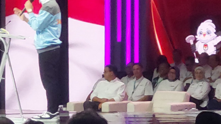 Momen Anies Tengok Kanan Kiri saat Gibran Sebut Cak Imin Pakai Botol Plastik