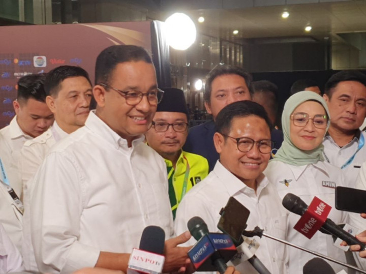 Pelukan dengan Cak Imin di Panggung Debat, Anies: Kita Kan <i>Brother</i>