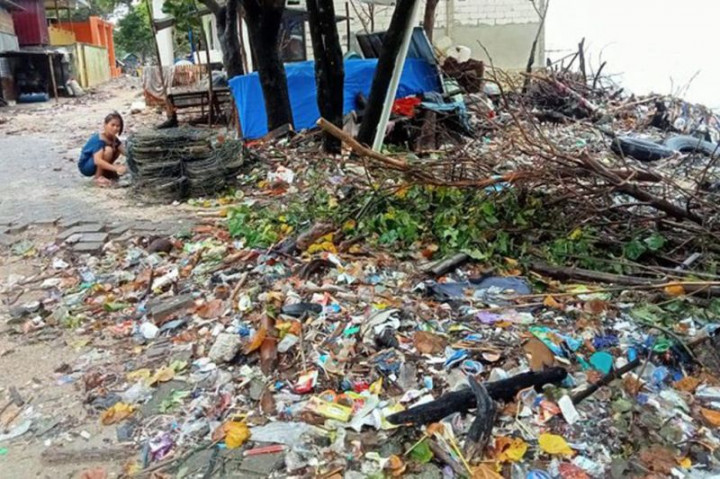 Pantai Kuri Caddi Maros Penuh Sampah Kiriman Banjir