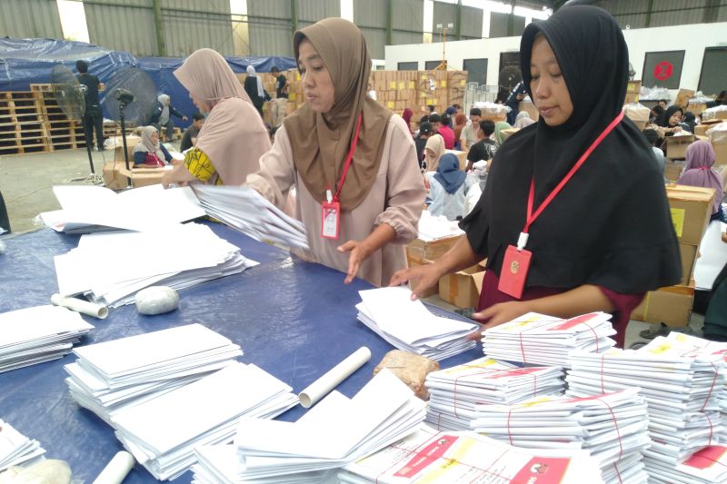 Bilik Suara Mulai Didistribusikan ke 30 Kecamatan se-Kabupaten Karawang