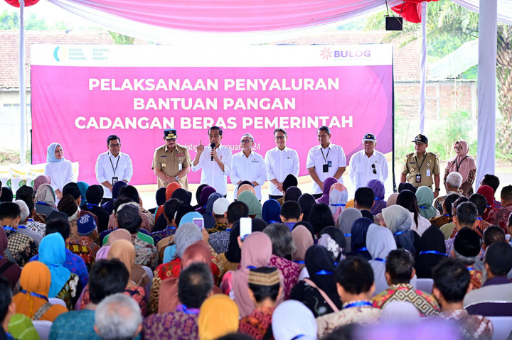 Jokowi dan Ibu Iriana Cek Penyaluran Bantuan Pangan di Kota Salatiga