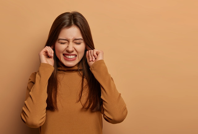 Merasa Sakit Telinga Saat Menelan? Ini 5 Sebabnya, Hati-hati!